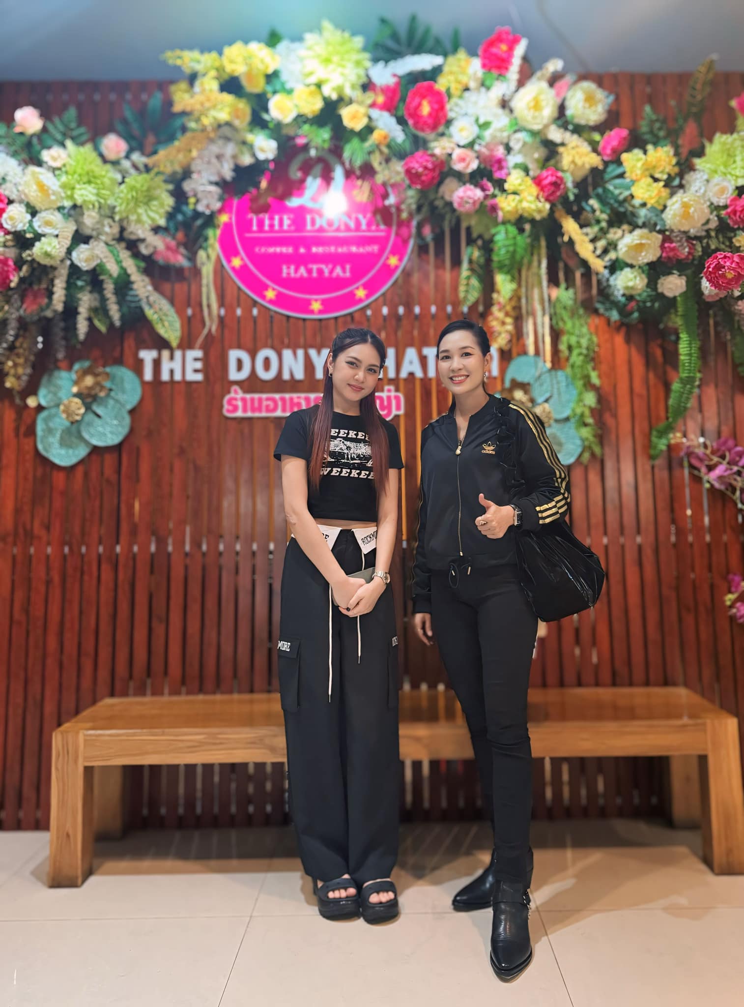 แขกผู้มีเกียรติร้านดอนญ่า