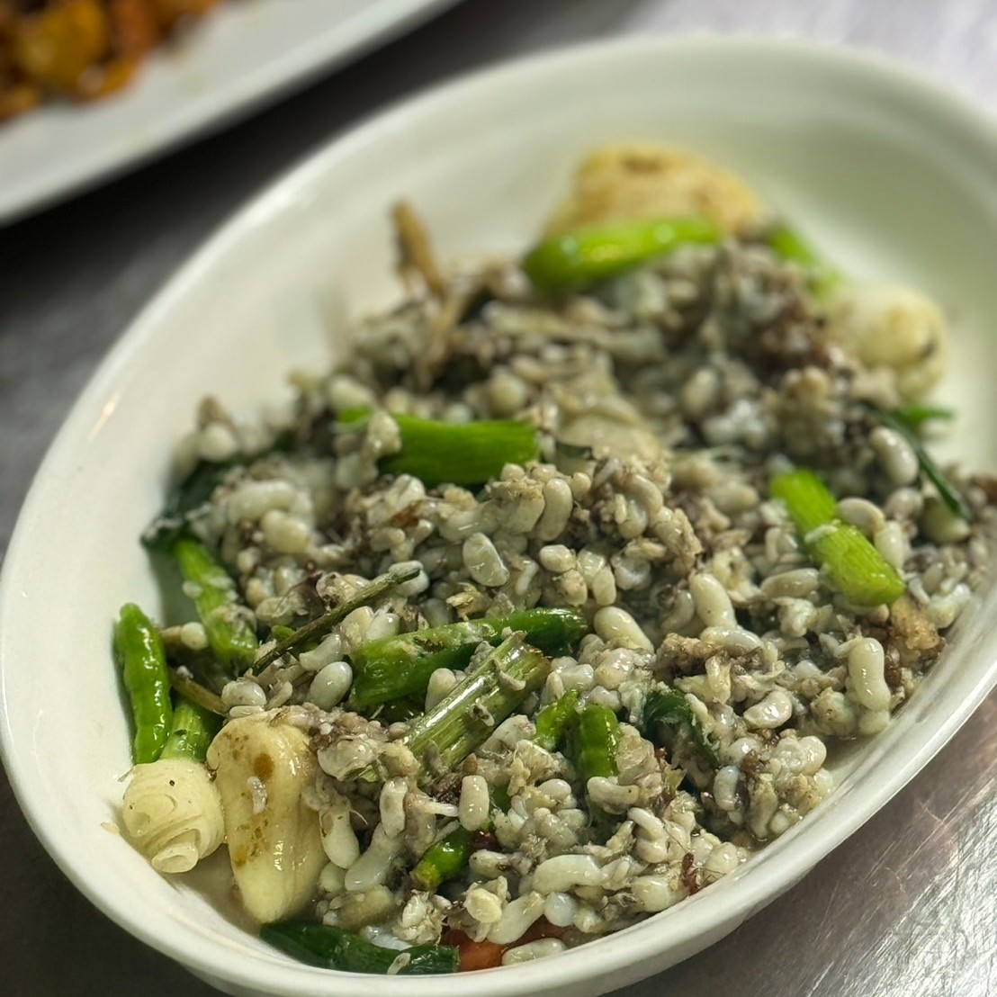 ไข่มดแดงผัดมัน